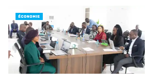 Le Président de la République échange avec le directeur général du groupe Eramet. 